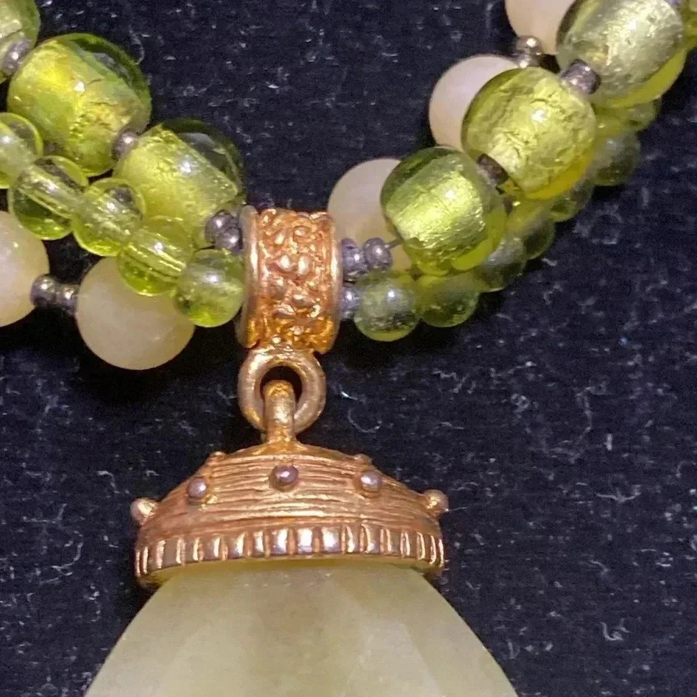 Pretty beaded 3 strand green beaded glass & stone necklace - Picture 6 of 10